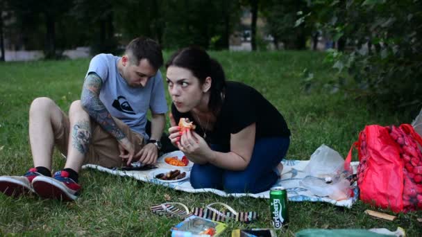 Moscow Rússia Julho 2018 Homem Mulher Ensolarado Parque Verão Relaxar — Vídeo de Stock