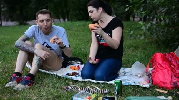 Moscow Russia July 2018 Man Young Woman Sunny Summer Park — Stock Video