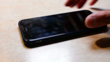 Kırık güvenlik camı mobil telefon yeni adam değişiklikleri. Yeni bir koruyucu cam telefonda yapışır. Yakın çekim yakışıklı.