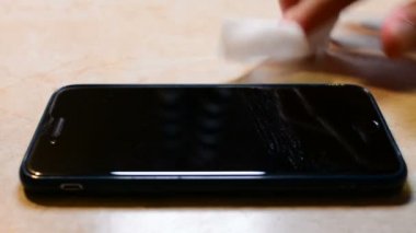 Kırık güvenlik camı mobil telefon yeni adam değişiklikleri. Yeni bir koruyucu cam telefonda yapışır. Yakın çekim yakışıklı.
