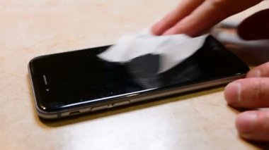 Kırık güvenlik camı mobil telefon yeni adam değişiklikleri. Yeni bir koruyucu cam telefonda yapışır. Yakın çekim yakışıklı.