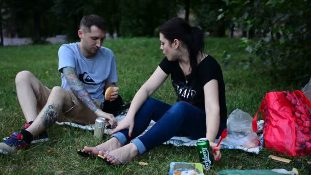 Moscow Russia July 2018 Young People Eating Sandwiches Drinking Beer — Stock Video