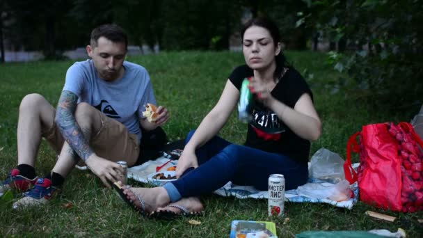 Mosca Russia Luglio 2018 Giovani Che Mangiano Panini Bevono Birra — Video Stock
