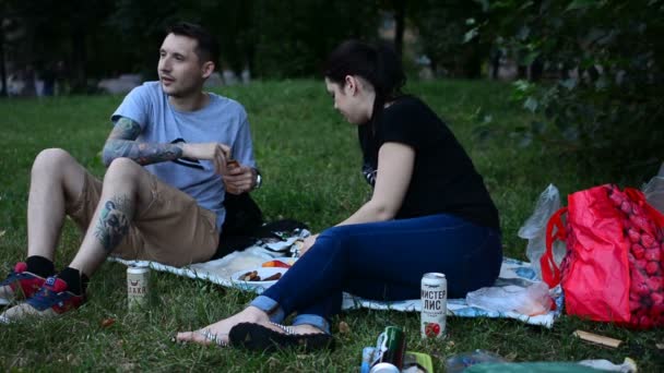 Moskva Rusko Července 2018 Mladí Lidé Jíst Sendviče Pití Piva — Stock video