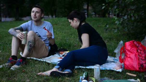 Moscú Rusia Julio 2018 Los Jóvenes Que Comen Sándwiches Beben — Vídeos de Stock