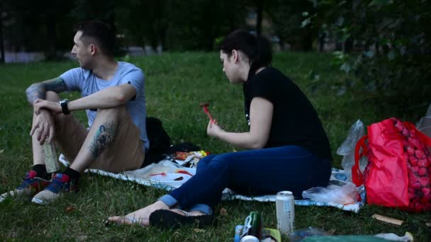 Moscú Rusia Julio 2018 Los Jóvenes Que Comen Sándwiches Beben — Vídeos de Stock