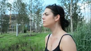 Sevimli kız kendi üzerine pulevizator sudan spurts. Soğuk su onu güneşin vücut altında ısıtmalı soğutur