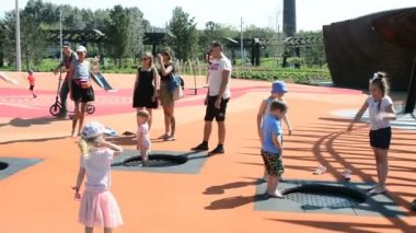 Moskova, Rusya - 04 Ağustos 2018: çocuk oyun çocuk oyun Park üzerinde