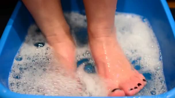 足ペディキュアについて世話をする少女は あなたの足を洗います 家のペディキュア ペディキュアをして 爪のケア 剥離足ペディキュアの手順 — ストック動画
