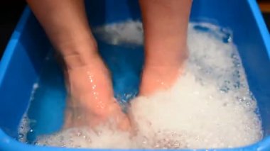 Kız bacaklar pedikür hakkında bakım ayaklarınızı yıkayın. Pedikür içinde belgili tanımlık ev. Pedikür yaparken çivi, umurunda. Peeling ayak pedikür yordamı.