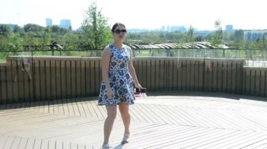 Parkta mutlu çekici genç hanım. çekici kadın gülümseyerek.