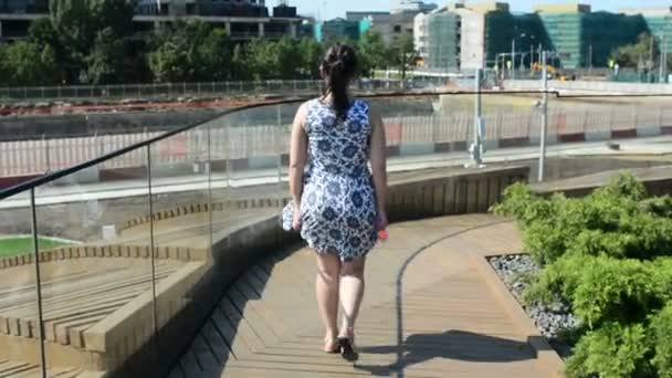 Feliz Jovencita Encantadora Parque Atractiva Mujer Sonriendo — Vídeo de stock