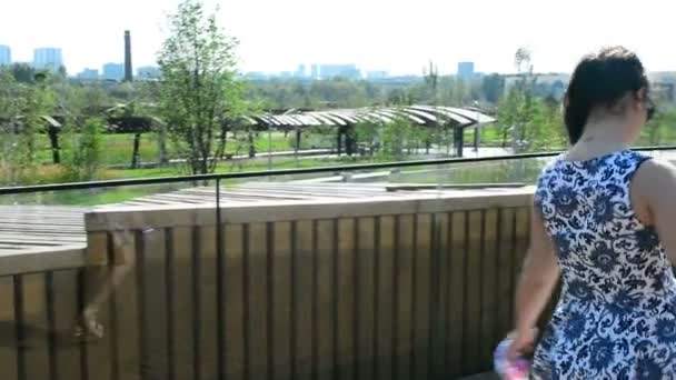 公园里快乐迷人的小姐 迷人的妇女微笑 — 图库视频影像