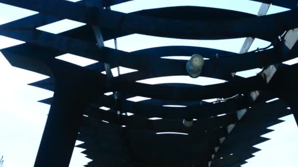 Abstrakt Arkitektoniska Metall Design Mot Himlen — Stockvideo