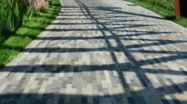 Soyut mimari metal tasarım üzerinde iz yürüyüş parkı.