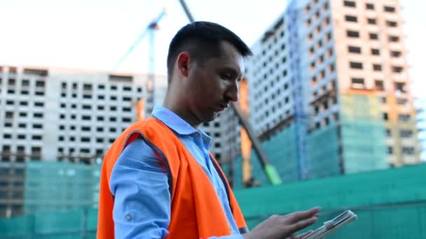 Pro Dospělé Inženýr Nebo Architekt Používá Tablet Provozu Zapíše Zprávu — Stock video
