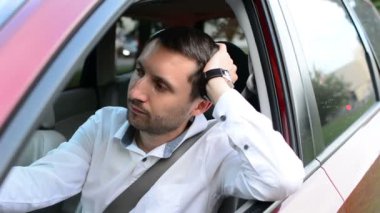 Bir araba olmanın onun araç bekleyen oturan sıkılmış sürücü.