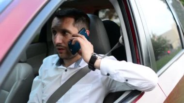 Bir araba olmanın onun araç bekleyen oturan sıkılmış sürücü.