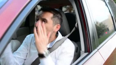 Bir araba olmanın onun araç bekleyen oturan sıkılmış sürücü.