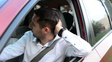 Bir araba olmanın onun araç bekleyen oturan sıkılmış sürücü.