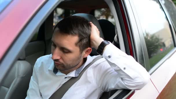 Fahrer Eines Gelangweilten Autos Sitzt Seinem Wartenden Fahrzeug — Stockvideo