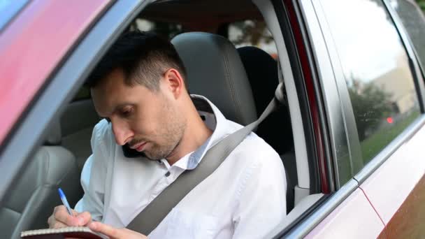 Bir Araba Olmanın Onun Araç Bekleyen Oturan Sıkılmış Sürücü — Stok video