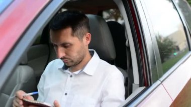 Bir araba olmanın onun araç bekleyen oturan sıkılmış sürücü.