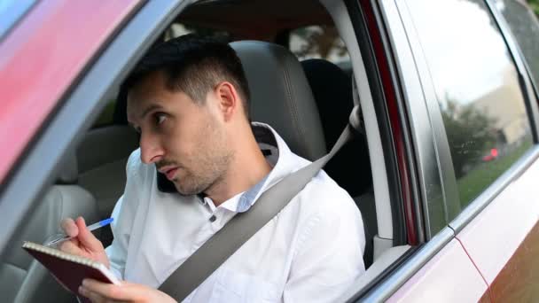 Fahrer Eines Gelangweilten Autos Sitzt Seinem Wartenden Fahrzeug — Stockvideo