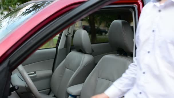 Joven Conductor Impaciente Esperando Dentro Coche Mostrando Signos Frustración — Vídeos de Stock