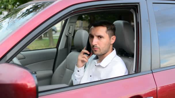 Jovem Motorista Sendo Impaciente Esperando Dentro Seu Carro Mostrando Sinais — Vídeo de Stock