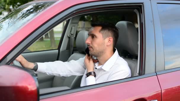 Jovem Motorista Sendo Impaciente Esperando Dentro Seu Carro Mostrando Sinais — Vídeo de Stock