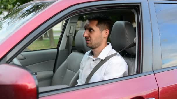 Νεαρός Οδηγός Ανυπόμονος Περιμένουν Μέσα Στο Αυτοκίνητό Του Και Δείχνει — Αρχείο Βίντεο