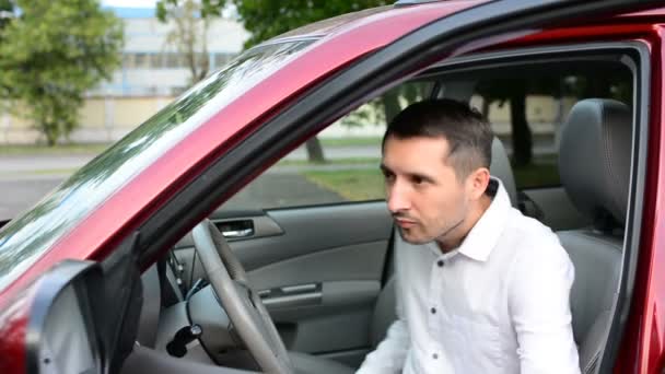 Jovem Motorista Sendo Impaciente Esperando Dentro Seu Carro Mostrando Sinais — Vídeo de Stock