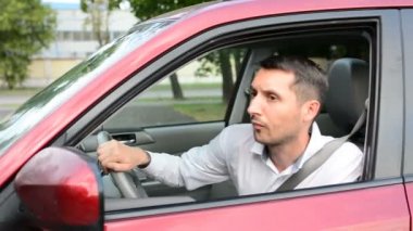 City Park yeri içine adam yedekler, omzunun üzerinden arar, sonra onun dikiz aynası kullanır