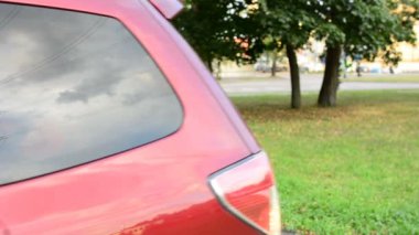 City Park yeri içine adam yedekler, omzunun üzerinden arar, sonra onun dikiz aynası kullanır