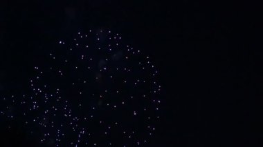 gece gökyüzünde güzel havai fişek gösterisi