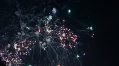 gece gökyüzünde güzel havai fişek gösterisi