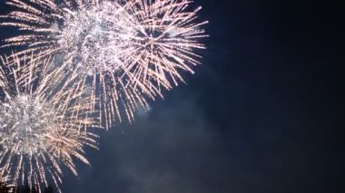 gece gökyüzünde güzel havai fişek gösterisi