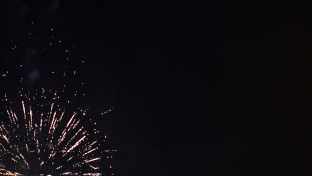 Égen Sötét Videóinak Tűzijáték — Stock videók