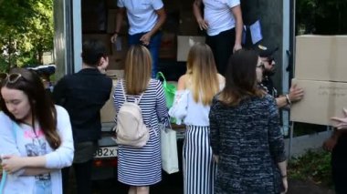 Pereslavl-Zalessky, Rusya Federasyonu, Sentember 2018: İnsanlar kamyonu boşaltmaya