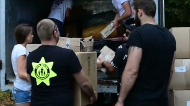 Pereslavl-Zalessky, Rusya Federasyonu, Sentember 2018: İnsanlar kamyonu boşaltmaya