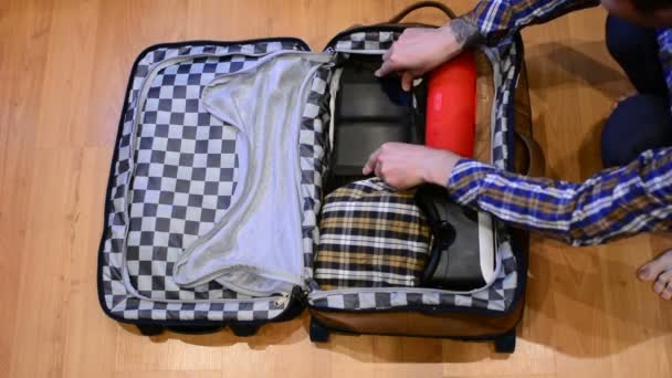 高级视图旅行概念男子分拣和包装他的衣服成手提箱 — 图库视频影像
