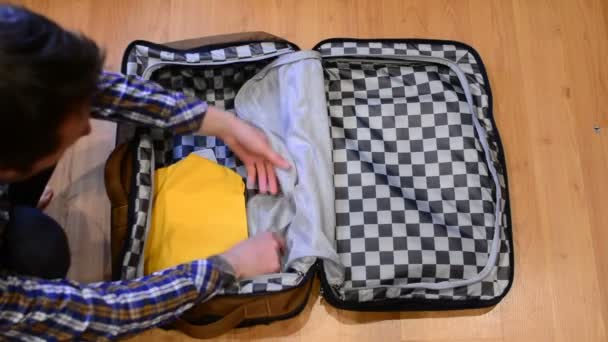 Üstten Görünüm Seyahat Kavramı Adam Sıralama Elbiselerini Bavul Paketleme — Stok video