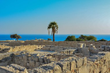 Kristal berraklığında suları ve kumtaşı kaya Akdeniz, Kıbrıs