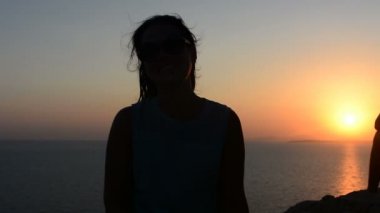 Kız duman Sigara batımında denize yakın