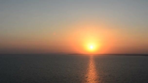 Naplemente a tenger fölött. Légi felvétel: naplemente, a tengerre, szigetekre és a háttér narancssárga ég. Repül át az óceán naplemente idő. Utazási koncepció. Semmi, de ég, a felhők és a víz. Gyönyörű nyugodt — Stock videók