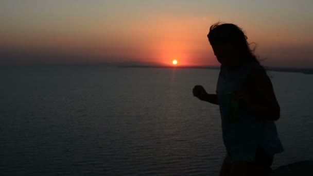 Silhouet Van Een Vrouw Die Tegen Een Zonsondergang Achtergrond Een — Stockvideo