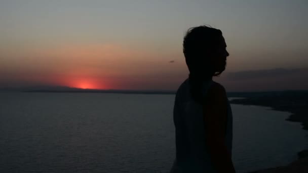 Silhouet Van Een Vrouw Die Tegen Een Zonsondergang Achtergrond Een — Stockvideo