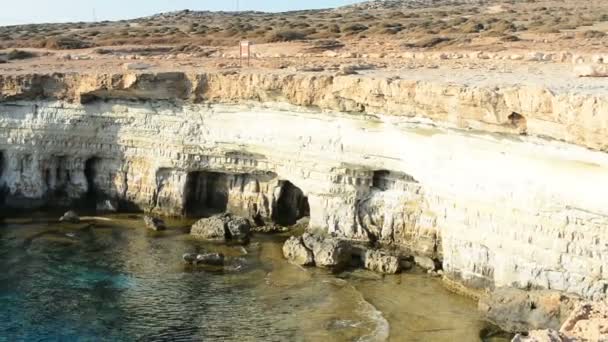 Cypern Vågor Medelhavet Bryta Ner Klipporna Cape Greco — Stockvideo