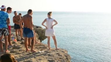 Kıbrıs, Sentember 2018: Cape Greco içinde rock kayaların üzerinden bir denize atlama dostum.